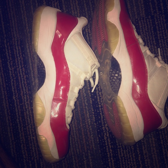 Jordan 11 Cherry Low - Picture 1 of 2